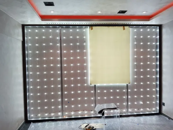 Montage von LED Ice Curtain im Schaufenster